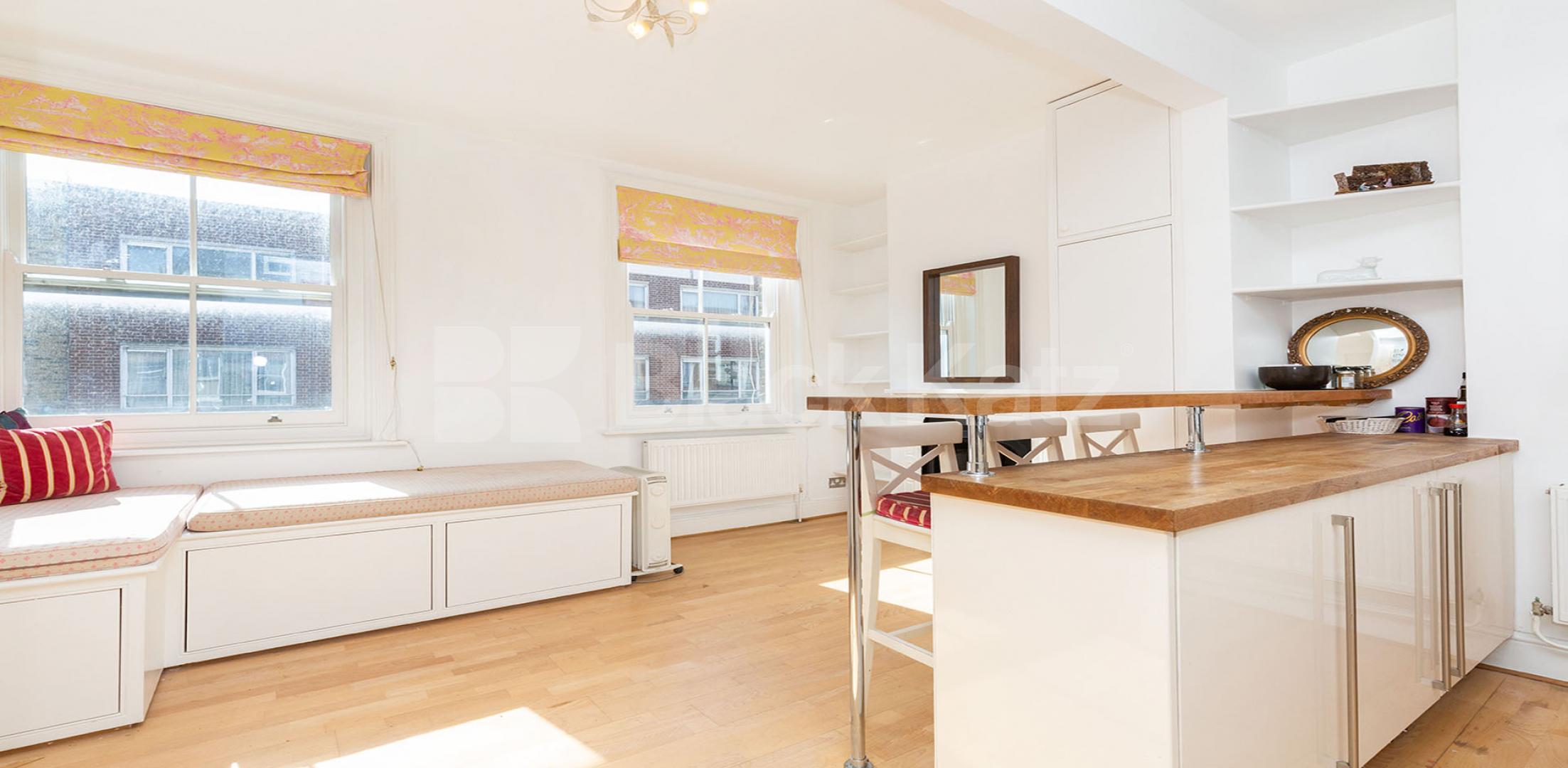 			SPLIT OVER 3 FLOORS, 2 Bedroom, 1 bath, 1 reception Maisonette			 Baron Street, ANGEL N1